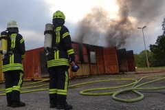 Atemschutzgeräteträger vor der Übungsanlage in Eversen.