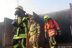 Atemschutzgeräteträger verlassen den Übungscontainer.