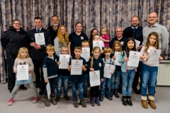 Gründungsbild der Kinderfeuerwehr mit Kindern, Betreuern sowie Ehrengästen.