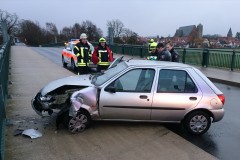 Der PKW war frontal gegen das Brückengeländer geknallt.