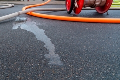 An der Einsatzstelle austretendes Löschwasser gefror sofort.