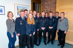 Die Geehrten, Beförderten und Gewählten mit der stellvertretenden Bürgermeisterin Johanna König und Stadtbrandmeister Peter Schmidt (v.l.) sowie Ortsbürgermeisterin Jutta Sodys.