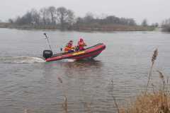 Feuerwehr und DLRG waren mit Booten im Einsatz. (Foto: M. Guy)