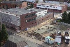 Blick von der Drehleiter auf den ersten Bauabschnitt sowie den Altbau.