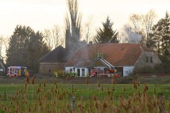 Rauch dringt aus dem leerstehenden Wohngebäude. (Foto: Arne von Brill)