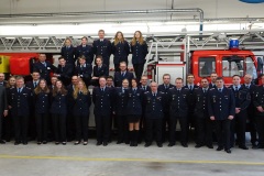 Gruppenfoto mit allen Lehrgangsteilnehmern und Ausbildern. Ebenfalls auf dem unter anderem Foto Bürgermeister Lutz Brockmann und Stadtbrandmeister Peter Schmidt.