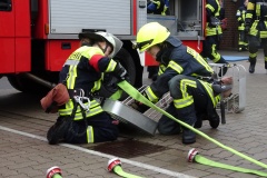 In über 70 Stunden wurde der praktische und theoretische Umgang mit den Geräten der Feuerwehr erlernt.