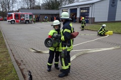 Verschiedene Formen der Brandbekämpfung, wie hier der Löschangriff mit Schaum wurden trainiert.