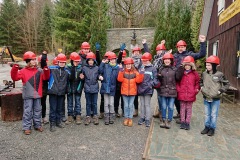Die Jugendlichen mit ihren Betreuern vor dem Eingang der besuchten Erzgrube.
