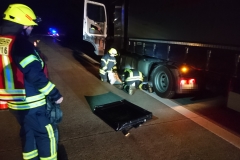 Arbeiten der Feuerwehr an dem beschädigtem LKW.