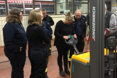 Schritt für Schritt wurde den Einsatzkräften das Arbeitsgerät erklärt.