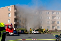 Dichter Rauch dringt während eines Kellerbrandes aus dem gesamten Mehrfamilienhaus.