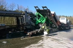 Situation bei Eintreffen der Feuerwehr. Größere Mengen Kraftstoff treten aus den LKW aus.