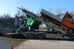 Situation bei Eintreffen der Feuerwehr. Größere Mengen Kraftstoff treten aus den LKW aus.
