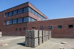 07. April 2019 - Das Gerüst ist weg, endlich hat man einen freien Blick auf den ersten Bauabschnitt. Hier die Westseite mit dem künftigen PKW-Parkplatz.