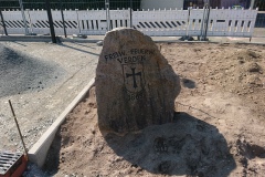 07. April 2019 - Er steht schon an neuer Stelle: Der Stein mit dem Stadtwappen.