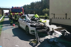 Der PKW war im Stauende frontal unter den PKW gefahren