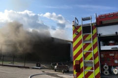Der Brand im Inneren der Lagerhalle führte zu einer starken Rauchentwicklung.