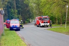 Einsatzfahrzeuge in der Eitzer Dorfstraße.