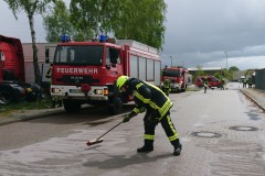 Einsatzkräfte der Ortsfeuerwehr Verden beseitigen in der Rudolf-Diesel-Straße eine Kraftstoffspur.