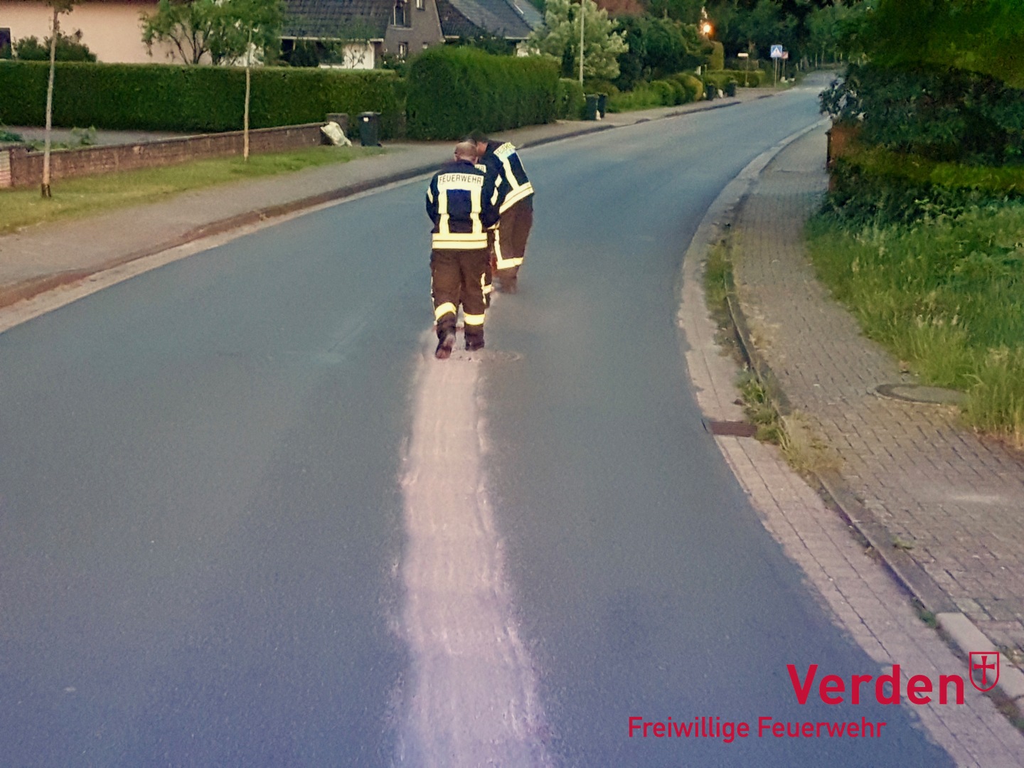 Ölspur in der Borsteler Dorfstraße wird abgestreut.