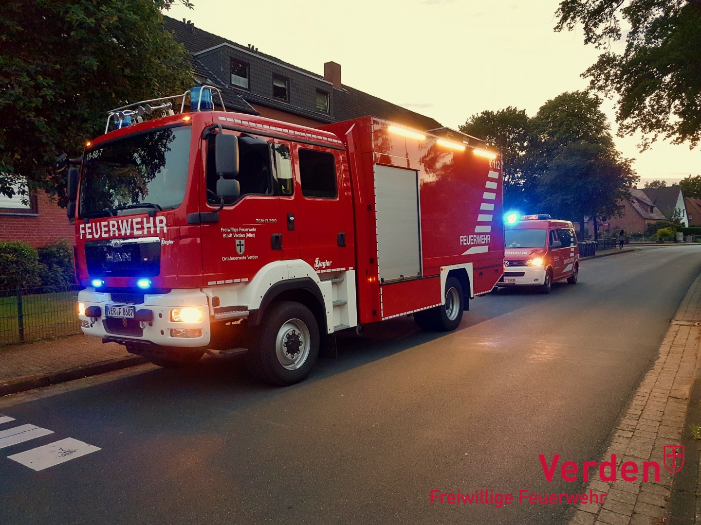 Einsatzfahrzeuge vor Ort.