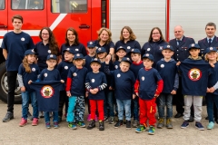 Die Kinder der Löschverdis zusammen mit dem sechsköpfigen Betreuerteam und Jürgen Struß (Ortsfeuerwehr Hönisch-Hutbergen) sowie Ortsbrandmeister Jürgen Barkfrede (Ortsfeuerwehr Verden) (hintere Reihe von rechts).