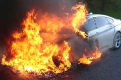 Situation bei Eintreffen: Der PKW brennt im vorderen Bereich in voller Ausdehnung.