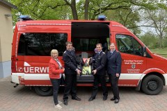 Übergabe der neu beschafften Kindersitze mit Geschäftsführerin Gudrun Steer, Ortsbrandmeister Michael Müller, Jugendfeuerwehrwart Christian Müller und Kinderfeuerwehrwartin Natascha Krupp.