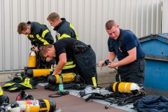 Nach dem Einsatz ist vor dem Einsatz, Atemschutzgeräte werden wieder einsatzbereit gemacht.