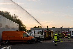 Brandbekämpfung an einem Nebengebäude, aus dem zuvor mehrere vermisste Personen gerettet wurden.