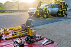 Mit hydraulischem Rettungsgerät befreien die Einsatzkräfte zwei in einem PKW eingeschlossene Personen.