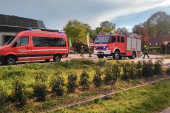 Einsatzkräfte vor Ort am Mittwochabend bei einem Brand eines Baumstumpfes in Verden-Dauelsen.