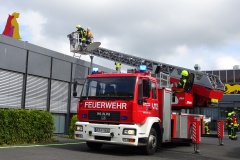 Eine Person musste über die Drehleiter gerettet werden.