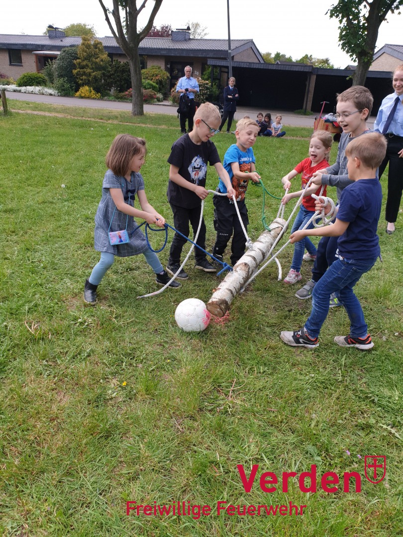 Auch das Schießen eines Balles in ein Tor mittels Holzstamm erfordert Zusammenhalt und Teamgeist.