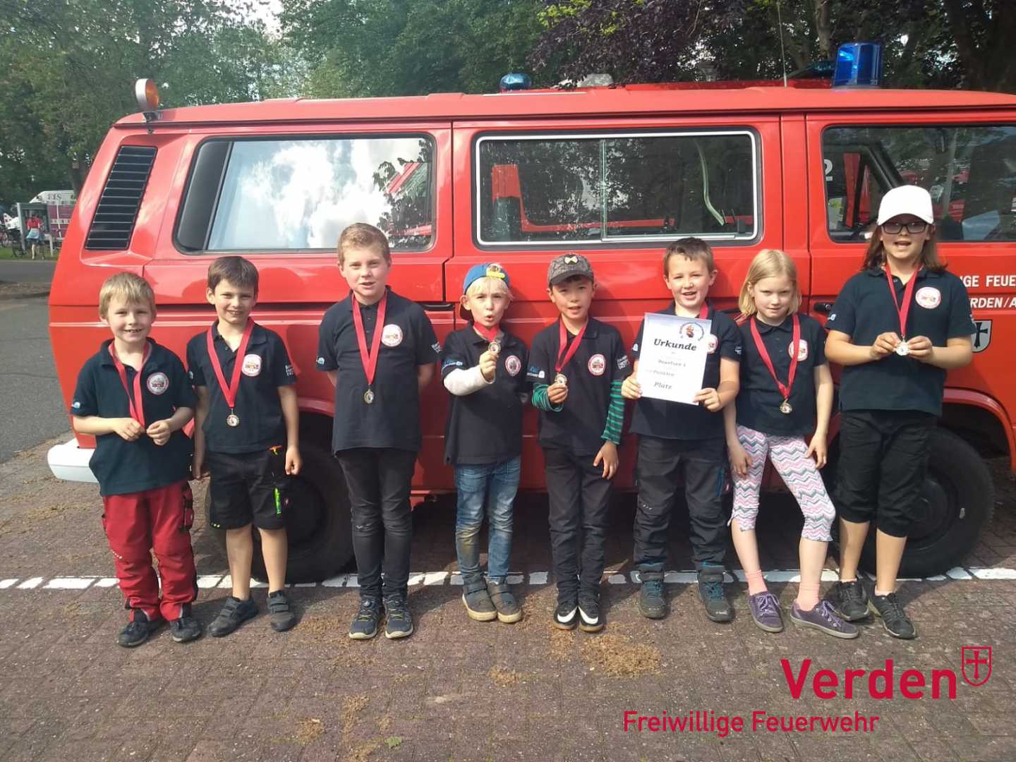 Die Kinderfeuerwehr Dauelsen mit Urkunde und Medaillen nach der Siegerehrung.
