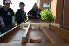 Geschicklichkeit ist gefragt - Holzpucks müssen von den Kindern in Tore geschoben werden.