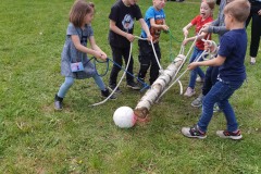 Auch das Schießen eines Balles in ein Tor mittels Holzstamm erfordert Zusammenhalt und Teamgeist.