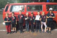 Die Kinderfeuerwehr Dauelsen mit Urkunde und Medaillen nach der Siegerehrung.
