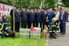 Übergabe der Tierrettungskoffer an Vertreter der acht Verdener Ortsfeuerwehren im Beisein von Bürgermeister Lutz Brockmann (r.) durch Mars Petcare Deutschland Geschäftsführerin Barbara Bajorat (3. v.r.).