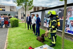 Übergabe der Tierrettungskoffer an Vertreter der acht Verdener durch Mars Petcare Geschäftsführerin Barbara Bajorat im Beisein von Mitarbeitern.