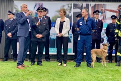 Übergabe der Tierrettungskoffer an Vertreter der acht Verdener durch Mars Petcare Geschäftsführerin Barbara Bajorat (3.v.l) im Beisein von Bürgermeister Lutz Brockmann und Stadtbrandmeister Peter Schmidt (v.l.) sowie Frank Becker, Coordinator Fire Protection am Standort Verden.