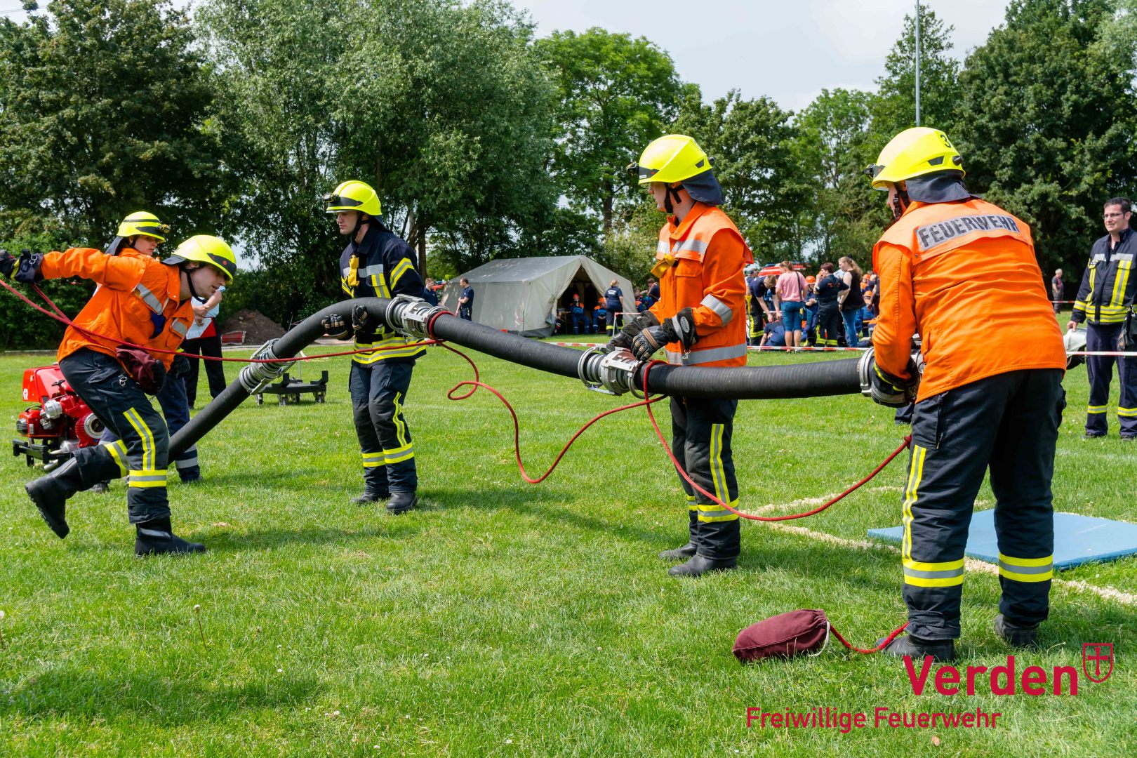 Leistungsnachweis der Einsatzabteilungen beim möglichst schnellen, fehlerfreien Herrichten einer Saugleitung.