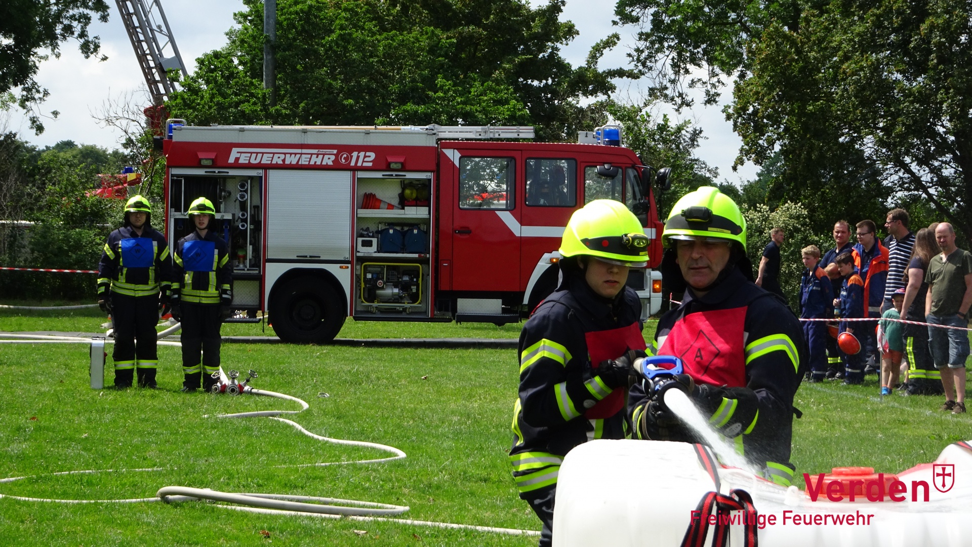 Leistungsnachweis der Einsatzabteilungen bei einer Brandbekämpfung.