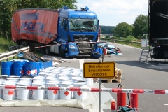 Die Ladung der LKW wurde erheblich beschädigt, aus einem der beteiligten Auflieger traten infolgedessen erhebliche Mengen Farben und Lacke aus.