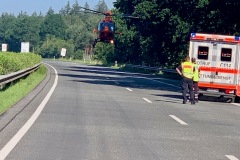 Einer der beteiligten Fahrer wurde derart schwer verletzt, so dass er mit einem Rettungshubschrauber in ein Krankenhaus geflogen werden musste.