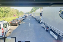 Anfahrt durch eine vorbildlich gebildete Rettungsgasse.