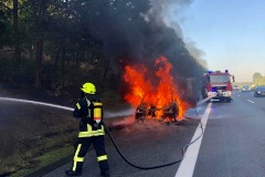 Parallele Löscharbeiten am PKW sowie im Seitenraum der BAB.