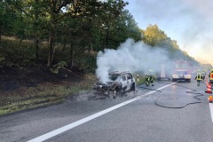 Parallele Löscharbeiten am PKW sowie im Seitenraum der BAB.