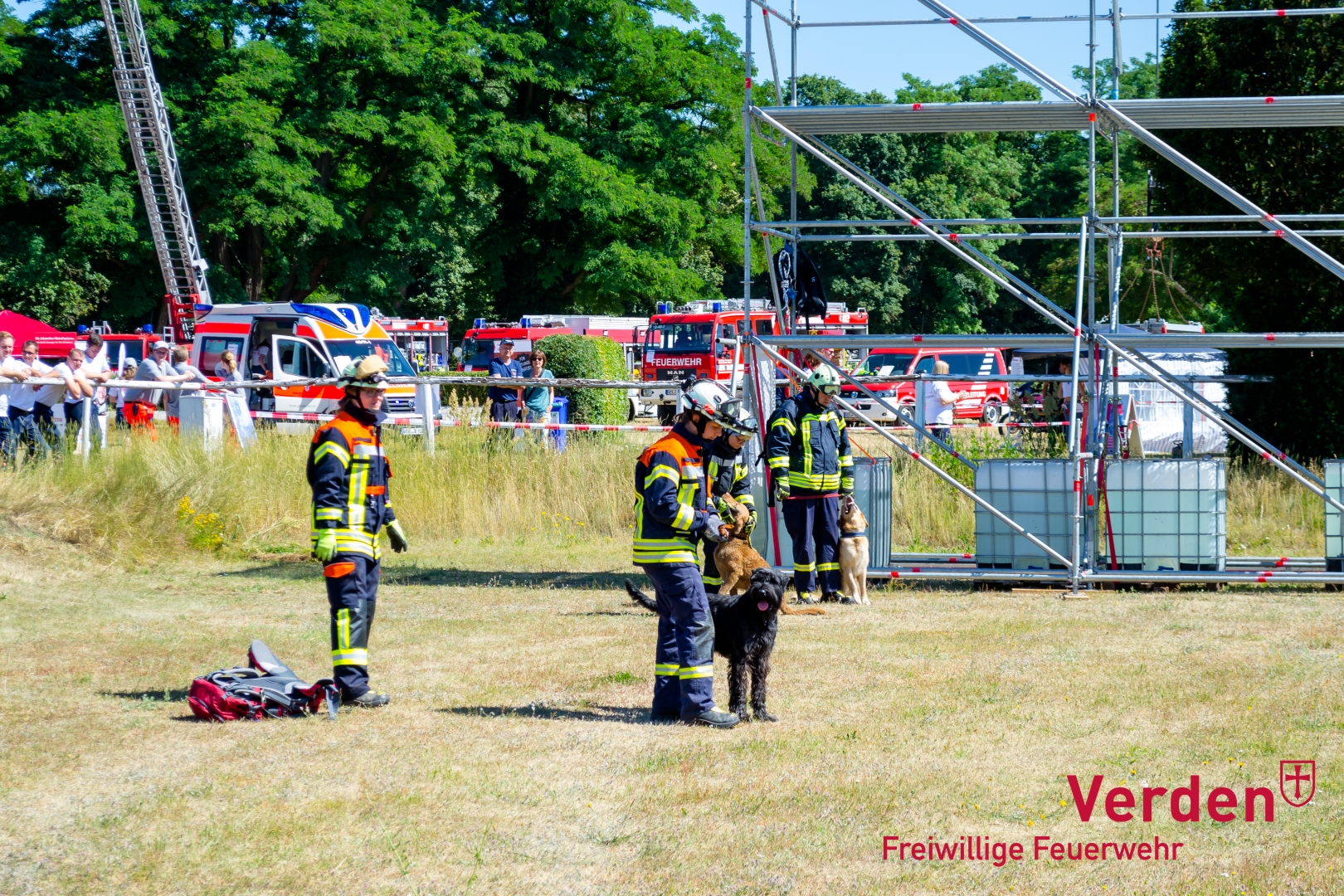 Vorführung einer Rettungshundestaffel.